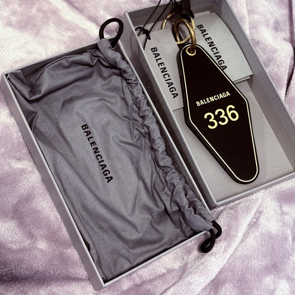 BALENCIAGA - HOTEL ROOM KEYCHAIN - BLACK/GOLD - Picture 5 of 6